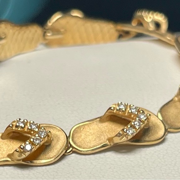 NA HOKU Hawaii’s Finest Jewelry - Hawaiian Slipper Bracelet (14K Yellow Gold) - Picture 4 of 7